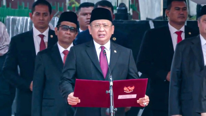 Ketua MPR RI Bambang Soesatyo membacakan naskah pembukaan Undang-Undang Dasar Negara Republik Indonesia Tahun 1945 (UUD NRI Tahun 1945) dalam Upacara Peringatan Hari Kesaktian Pancasila.