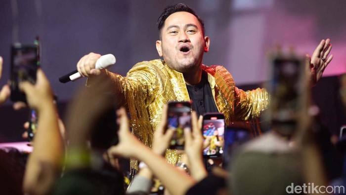 King Nassar tampil pada menutupan Hub Space 2023 di JCC, Minggu (1/10/2023). King Nassar pun bikin heboh acara.