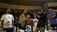 King Nassar sempat mengajak Menteri Perhubungan Budi Karya Sumadi berduet.  