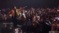 Sesekali Nassar mengajak penonton bernyanyi.  