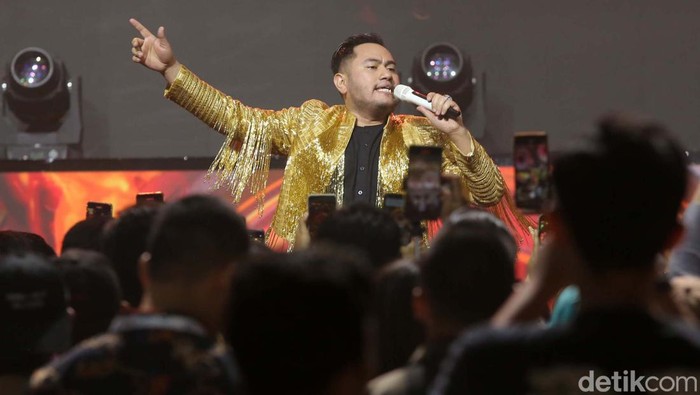 King Nassar Bikin Heboh Hub Space 2023 King Nassar tampil pada menutupan Hub Space 2023 di JCC, Minggu (1/10/2023). King Nassar pun bikin heboh acara.
