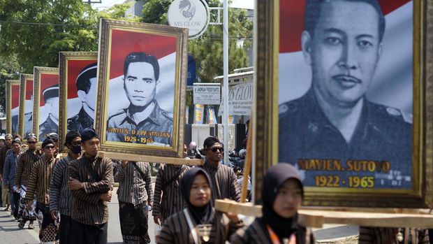 Sejumlah peserta berjalan membawa foto pahlawan revolusi saat Kirab Merah Putih di Kabupaten Batang, Jawa Tengah, Minggu (1/10/2023). Kirab merah putih dalam rangka memperingati Hari Kesaktian Pancasila itu, diikuti sekitar 4.500 orang yang mengarak foto pahlawan revolusi dan bendera merah putih sepanjang sekitar satu kilometer yang bertujuan untuk mengenang jasa pahlawan revolusi dan meningkatkan ideologi bangsa kepada seluruh lapisan masyarakat. ANTARA FOTO/Harviyan Perdana Putra
