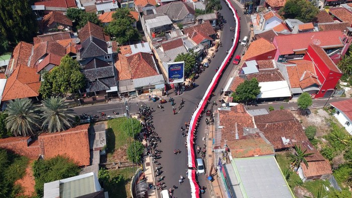 Kirab peringatan Hari Kesaktian Pancasila Sejumlah peserta berjalan membawa foto pahlawan revolusi saat Kirab Merah Putih di Kabupaten Batang, Jawa Tengah, Minggu (1/10/2023). Kirab merah putih dalam rangka memperingati Hari Kesaktian Pancasila itu, diikuti sekitar 4.500 orang yang mengarak foto pahlawan revolusi dan bendera merah putih sepanjang sekitar satu kilometer yang bertujuan untuk mengenang jasa pahlawan revolusi dan meningkatkan ideologi bangsa kepada seluruh lapisan masyarakat. ANTARA FOTO/Harviyan Perdana Putra