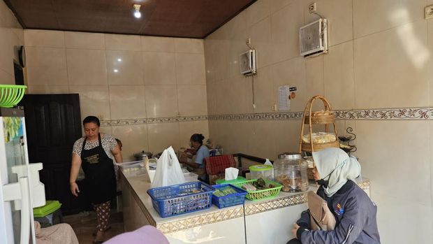 Klepon legendaris khas Gianyar di Lingkungan Sengguan, Kelurahan Gianyar, Minggu (1/10/2023). (Putu Krista)
