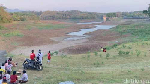 Kondisi Bendungan Palasari di Jembrana, Bali, yang mulai mengering.