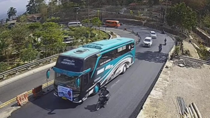 Kondisi jalan Jogja-Wonosari ruas Patuk, Gunungkidul, Minggu (1/9/2023).