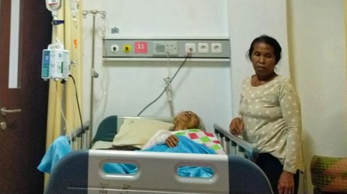 Lansia korban kebakaran dapur saat masih dirawat intensif di RSUD Klungkung sebelum dinyatakan meninggal dunia pada Minggu (1/10/2023). (Foto: Istimewa/Perbekel Desa Nongan)