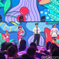 Mereka memakai berbagai busana terkait transportasi. 