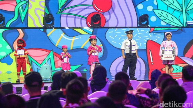 Mereka memakai berbagai busana terkait transportasi. 