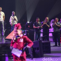 Menteri Perhubungan Budi Karya Sumadi menyaksikan secara langsung lomba fashion show anak ini. 