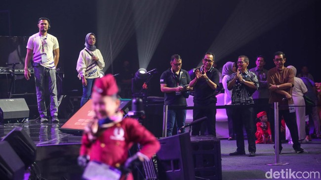 Menteri Perhubungan Budi Karya Sumadi menyaksikan secara langsung lomba fashion show anak ini. 