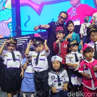 Budi Karya Sumadi berfoto bersama anak-anak peserta lomba fashion show. 