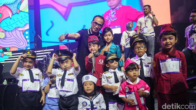 Budi Karya Sumadi berfoto bersama anak-anak peserta lomba fashion show. 