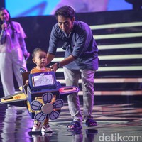 Orang tua turut mendampingi anaknya beraksi di catwalk. 