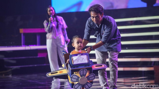 Orang tua turut mendampingi anaknya beraksi di catwalk. 