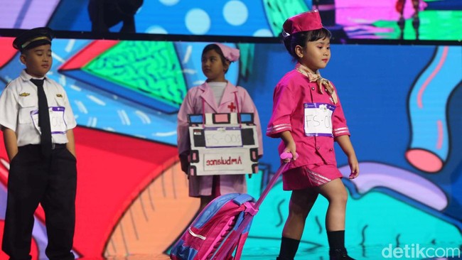 Sejumlah anak mengikuti lomba fashion show dalam acara Hub Space x KAI Expo 2023 di JCC, Jakarta, Minggu (1/10/2023). 