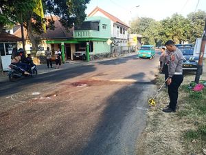 Ahmad Tewas Tertabrak Truk Tangki Air Saat Bonceng Ibu di Pacet Mojokerto