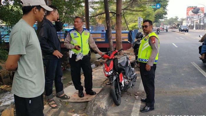Lokasi pemotor wanita di Depok kecelakaan diduga menabrak tiang listrik (Devi/detikcom)