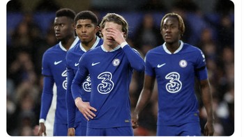 Chelsea pun jadi kecewa karena Crystal Palace, saingan mereka di zona degradasi, menang dari MU. Foto: Twitter