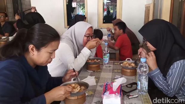 Menikmati seblak pedas yang disajikan di wajan mini.