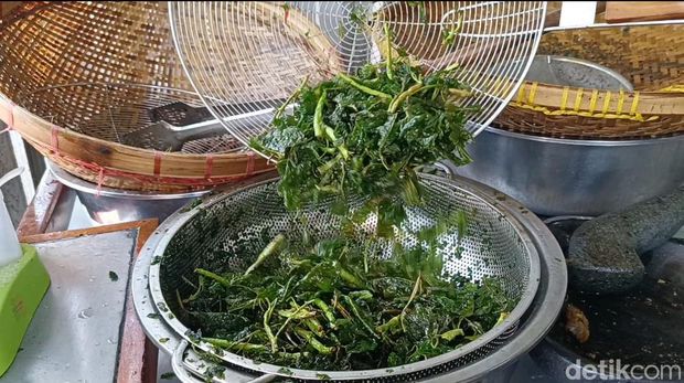 Menu ayam goreng sayur ganja di Denpasar, Bali.