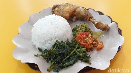 Menu ayam goreng sayur ganja di Denpasar, Bali.
