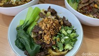 Kalau menyukai sensasi pedas manis, lamian sapi lada hitam ini pasti terasa cocok di lidah. Lamian seharga Rp 30.000 ini cocok sekali disajikan dengan mie serut.  Foto: detikFood/Yenny Mustika Sari