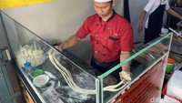Sama seperti bagian live cooking yang ada di restoran, Mie Tarik Los Dol juga menyediakan tempatnya. Di sana, Imam menunjukkan kemahirannya membuat mie. Foto: detikFood/Yenny Mustika Sari