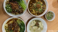 Mantan chef itu menyebutkan kalau ada 3 menu Mie Tarik Los Dol yang patut dicoba. Ketiganya adalah szechuan sapi, lada hitam sapi, dan lamian cincang tahu & ayam. Foto: detikFood/Yenny Mustika Sari