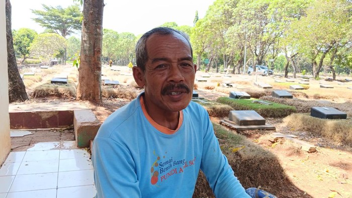 Minar, penggali kubur Taman Pemakaman Umum (TPU) Pondok Ranggon, Jakarta Timur