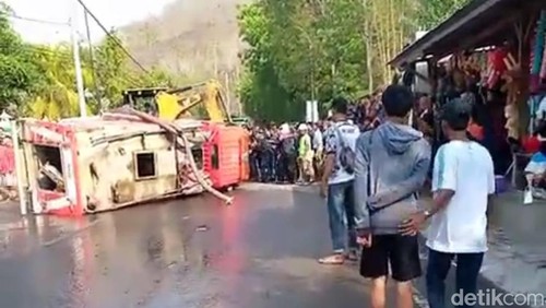 Mobil damkar terguling di Bima menewaskan dua petugas.