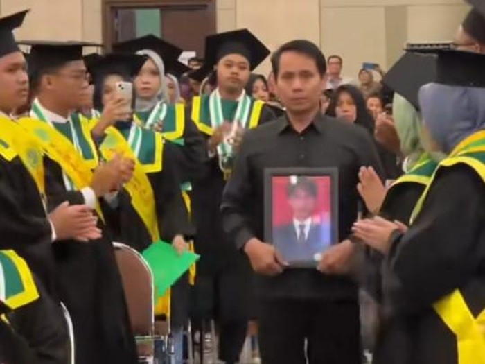 Momen ayah gantikan anaknya yang meninggal saat wisuda di Unisa Yogyakarta.