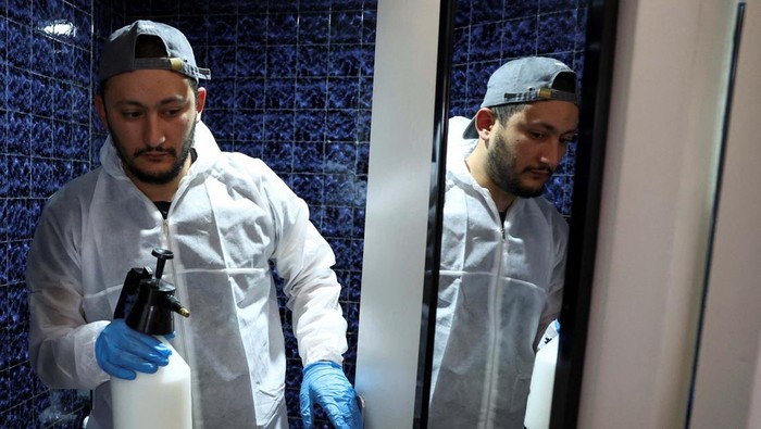 Salim Dahou, biocide technician from the company Hygiene Premium, comes out of the bathroom after preparing the insecticide against bedbugs in L'Hay-les-Roses, near Paris, France, September 29, 2023. REUTERS/Stephanie Lecocq