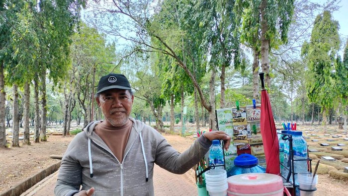 Nurdin berjualan starling (Astrid Meishella/detikcom)