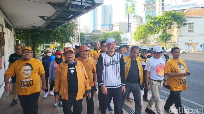 OSO Jalan Sehat Dengan Ganjar Pranowo Sapa Warga Surabaya