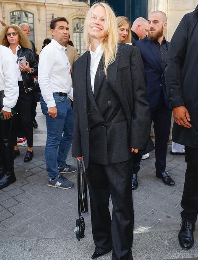 Belakangan ini, Pamela Anderson memang telah meninggalkan makeup tebal yang dipopulerkannya pada era 90-an. Pamela pernah mengatakan bahwa dia memilih riasan natural. Foto: dok. Instagram/@pamelaanderson