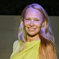 Pamela datang dengan wajah polos tanpa makeup pada presentasi koleksi busana Isabel Marant Spring/Summer 2024. Foto: dok. AP