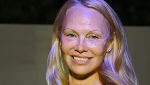 Foto Pamela Anderson Tanpa Makeup, Penampilannya Tidak Dikenali