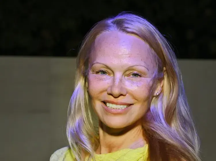 Foto Pamela Anderson Tanpa Makeup, Penampilannya Tidak Dikenali