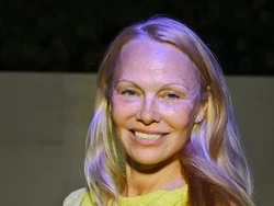 Pamela Anderson Pamer Kulit Sehat Tanpa Makeup di Usia 56, Pakai Serum Vegan