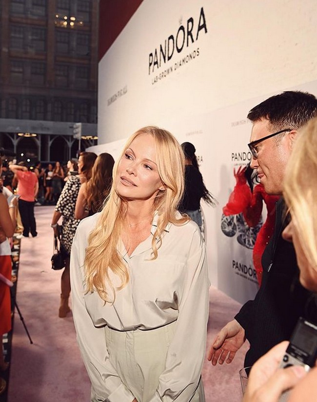 Mantan bintang serial ‘Baywatch’ ini mengungkap bahwa mengaplikasian ‘no makeup makeup look’ tetap menghabiskan banyak waktu, sama seperti ketika memakai makeup tebal dan glamor. Untuk berdandan dengan gaya riasan natural, Pamela membutuhkan waktu hingga dua jam.Foto: dok. Instagram/@pamelaanderson