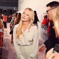 Mantan bintang serial ‘Baywatch’ ini mengungkap bahwa mengaplikasian ‘no makeup makeup look’ tetap menghabiskan banyak waktu, sama seperti ketika memakai makeup tebal dan glamor. Untuk berdandan dengan gaya riasan natural, Pamela membutuhkan waktu hingga dua jam.Foto: dok. Instagram/@pamelaanderson