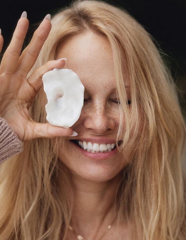 Aktris 56 tahun ini mengatakan bahwa dia memutuskan mengubah penampilannya setelah kawan lama nya, makeup artist Alexis Vogel, meninggal dunia pada 2019. Foto: dok. Instagram/@pamelaanderson