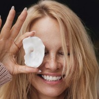 Aktris 56 tahun ini mengatakan bahwa dia memutuskan mengubah penampilannya setelah kawan lama nya, makeup artist Alexis Vogel, meninggal dunia pada 2019. Foto: dok. Instagram/@pamelaanderson