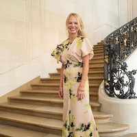 Penampilan lain Pamela tanpa makeup terlihat saat hadir di fashion show Victoria Beckham. Foto: dok. Instagram/@pamelaanderson