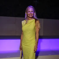 Bergaun kuning, bintang ‘Baywatch’ itu terlihat segar. Namun, berbeda dari image Pamela yang full makeup, ia terlihat tidak mengenakan makeup sama sekali.Foto: dok. AP