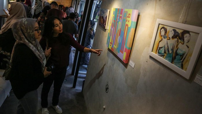 Pengunjung mengamati karya lukisan yang dipajang pada pameran bertajuk Gumregah di Tan Artspace, Semarang, Jawa Tengah, Minggu (1/10/2023). Pameran mengusung tagline semangat untuk bangkit yang berlangsung hingga 12 Oktober 2023 itu menampilkan 30 karya seni lukis murni dari 16 seniman perempuan anggota Women Painter Community Semarang yang menceritakan tentang kebebasan menuangkan cerita pribadi dalam komposisi dan sapuan kuas. ANTARA FOTO/Makna Zaezar/nz