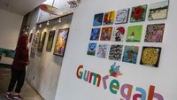 Pengunjung mengamati karya lukisan yang dipajang pada pameran bertajuk Gumregah di Tan Artspace, Semarang, Jawa Tengah, Minggu (1/10/2023). 
