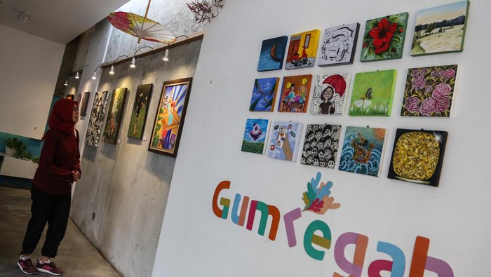 Pameran lukisan karya seniman perempuan di Semarang Pengunjung mengamati karya lukisan yang dipajang pada pameran bertajuk Gumregah di Tan Artspace, Semarang, Jawa Tengah, Minggu (1/10/2023). Pameran mengusung tagline semangat untuk bangkit yang berlangsung hingga 12 Oktober 2023 itu menampilkan 30 karya seni lukis murni dari 16 seniman perempuan anggota Women Painter Community Semarang yang menceritakan tentang kebebasan menuangkan cerita pribadi dalam komposisi dan sapuan kuas. ANTARA FOTO/Makna Zaezar/nz