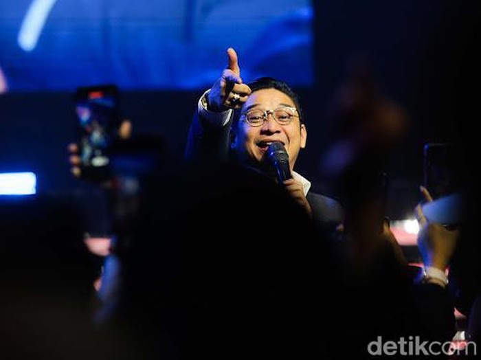 Pasha Ungu Pasha Ungu dan Menhub Budi Karya Sumadi di acara Hub Space X KAI Expo 2023.